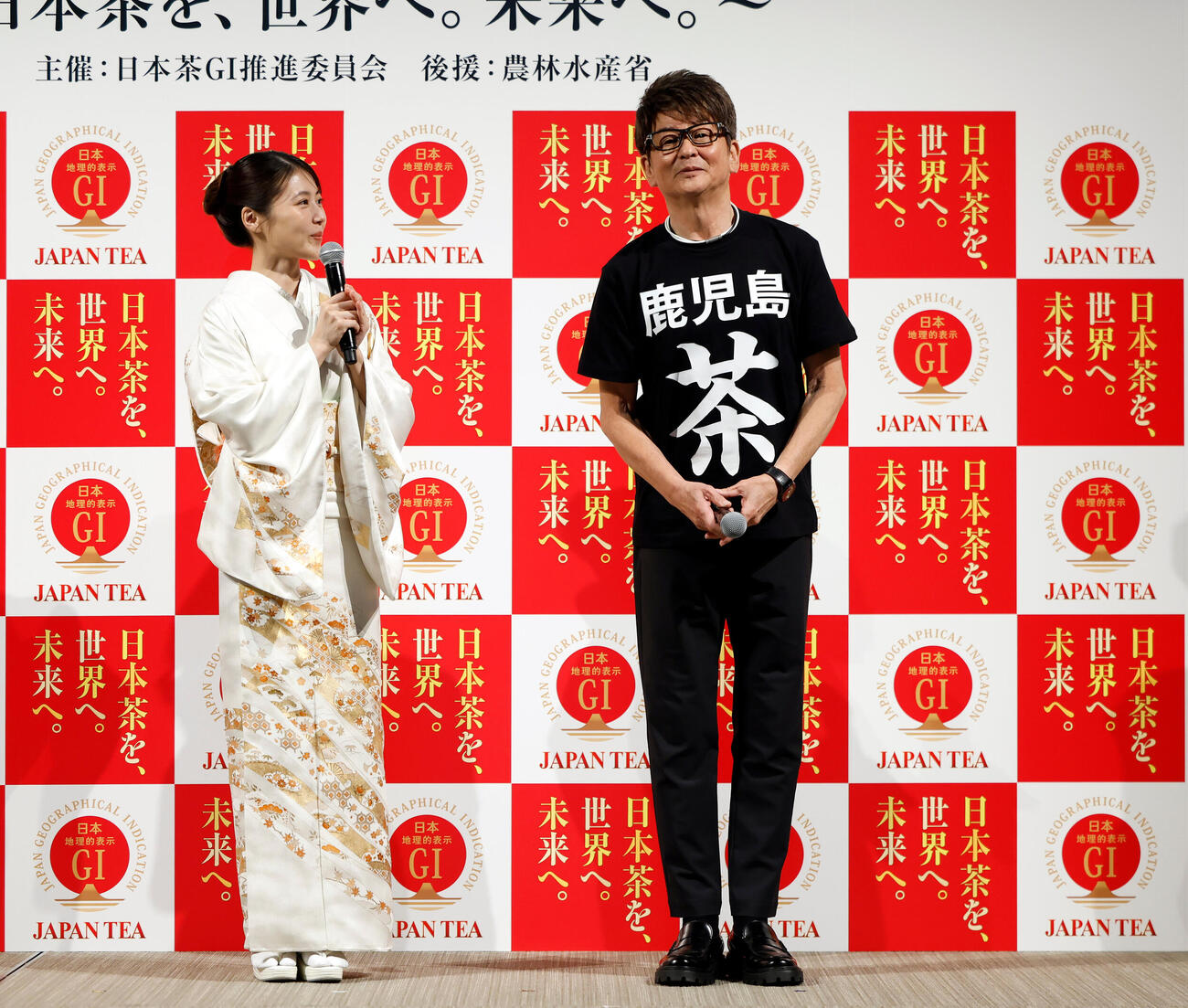 日本茶のエピソードを語る有村架純（左）と哀川翔（撮影・山本朝陽）