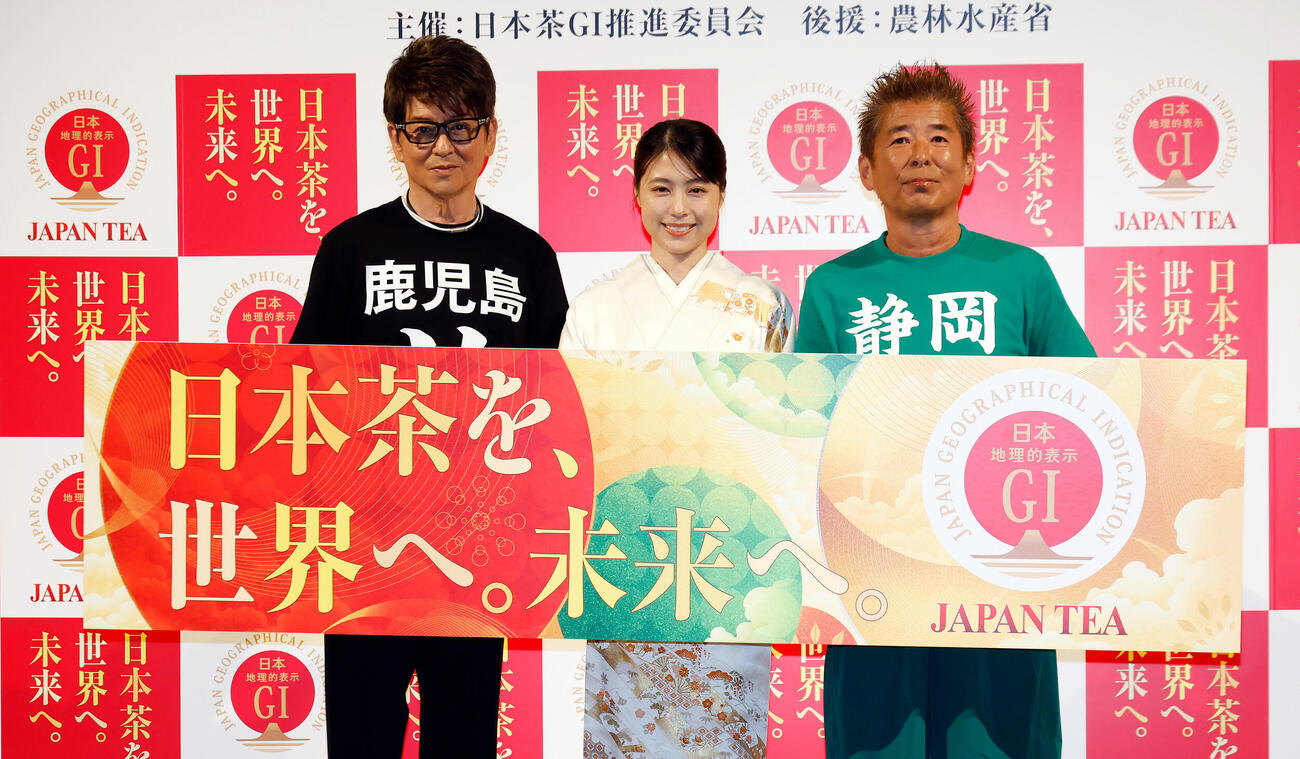 フォトセッションを行う登壇者、左から哀川翔、有村架純、勝俣州和（撮影・山本朝陽）