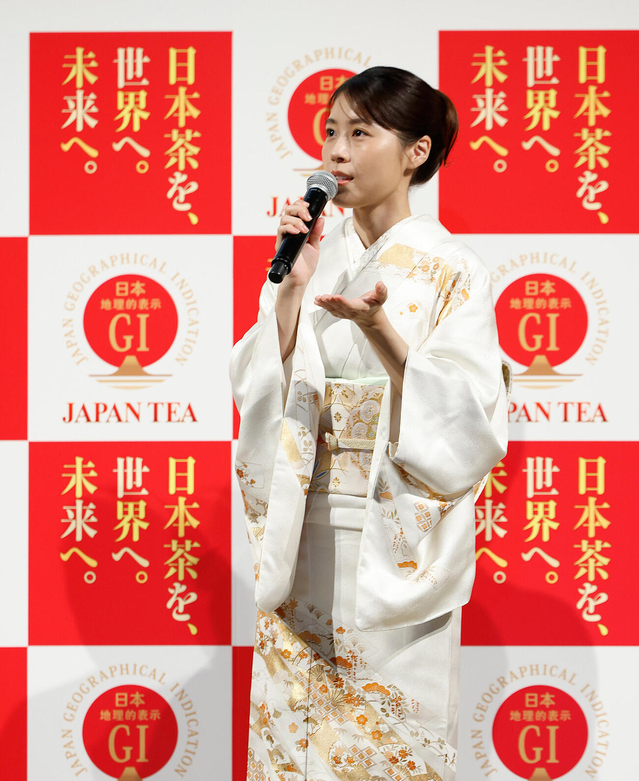 登壇し、話す有村架純（撮影・山本朝陽）