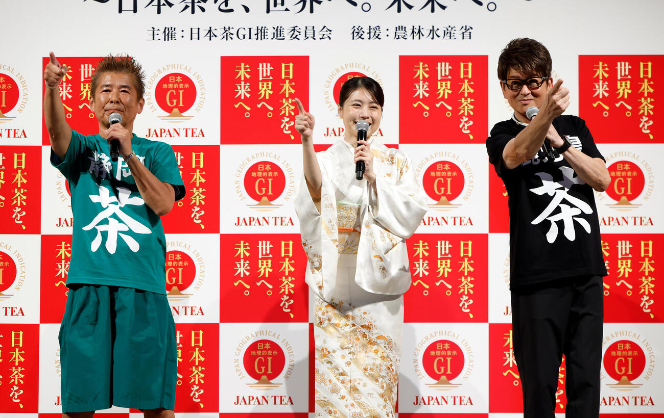 「日本茶を世界へ、未来へ」とかけ声をあげる登壇者、左から勝俣州和、有村架純、哀川翔（撮影・山本朝陽）
