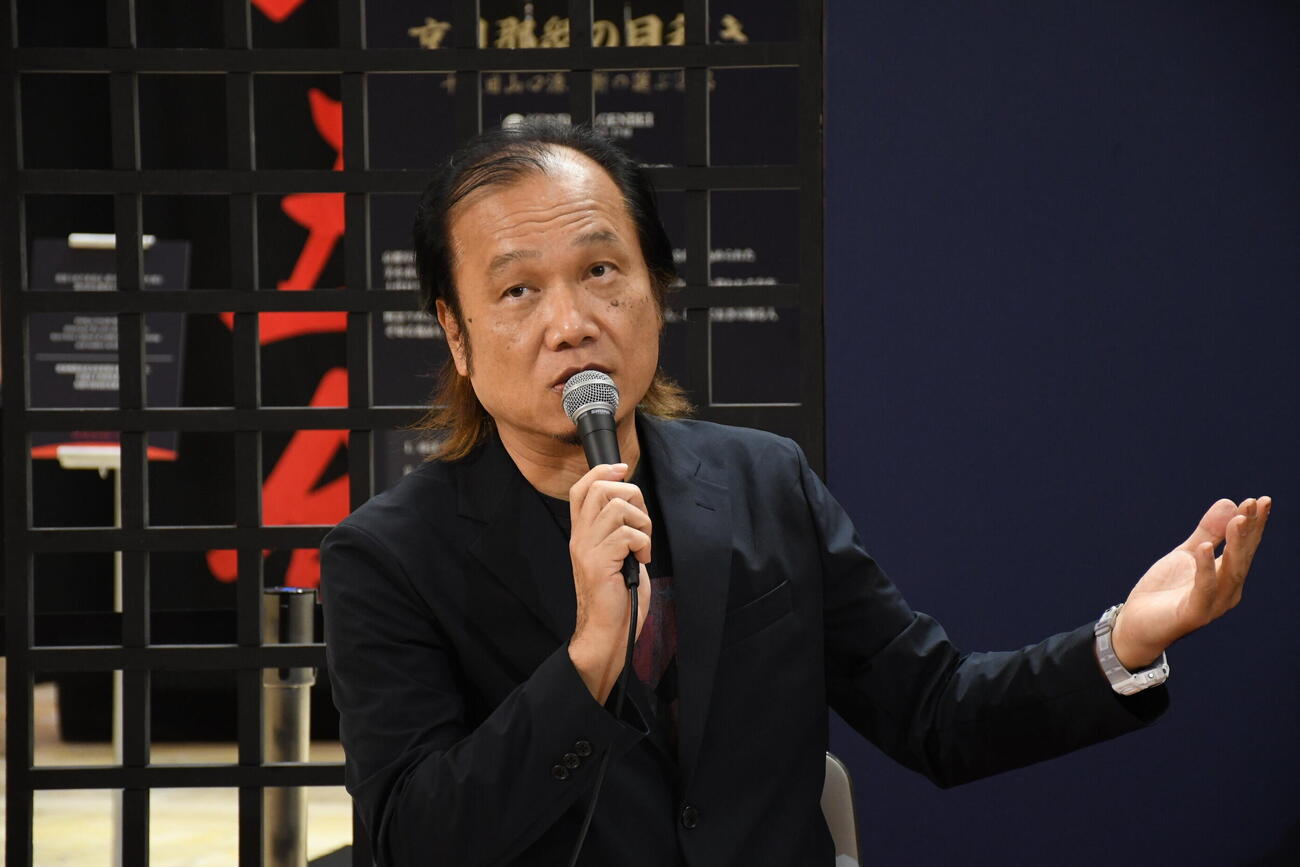 阪急うめだ本店での特別トークショーで司会を務めたラジオパーソナリティーの加美幸伸（撮影・阪口孝志）