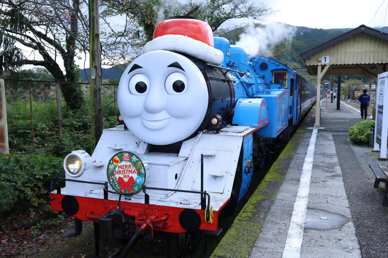 きかんしゃトーマス号のクリスマス車両©2026 Gullane(Thomas) Limited.