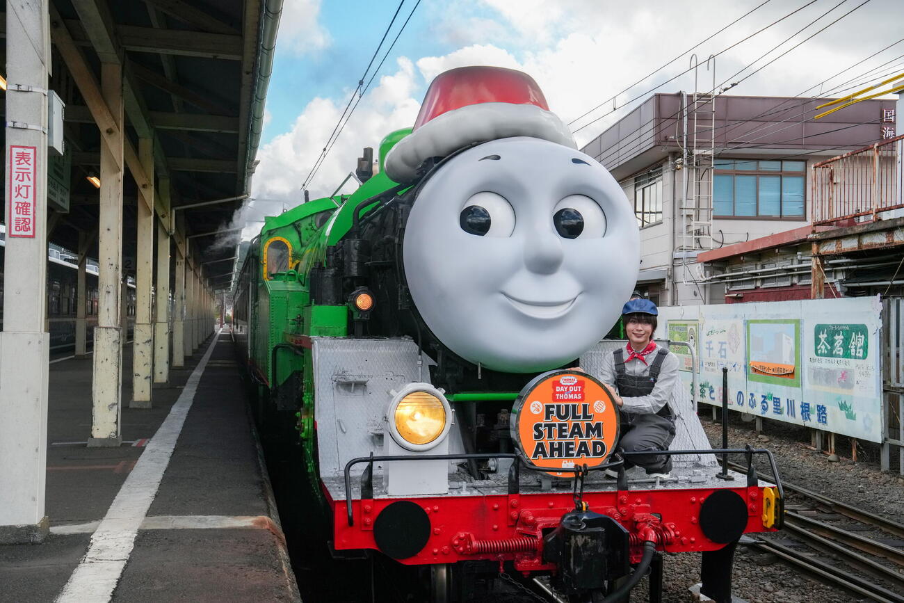 きかんしゃパーシー号にヘッドマークを取り付けるなにわ男子の大西流星（C）2026 Gullane(Thomas) Limited.