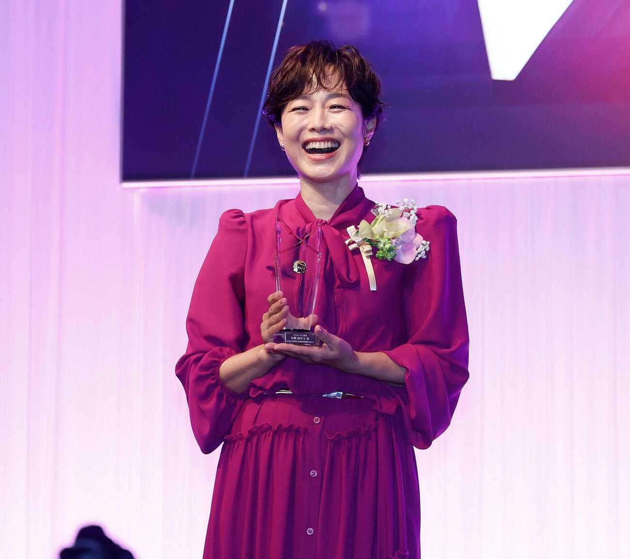 記念撮影を行う有働由美子（撮影・山本朝陽）