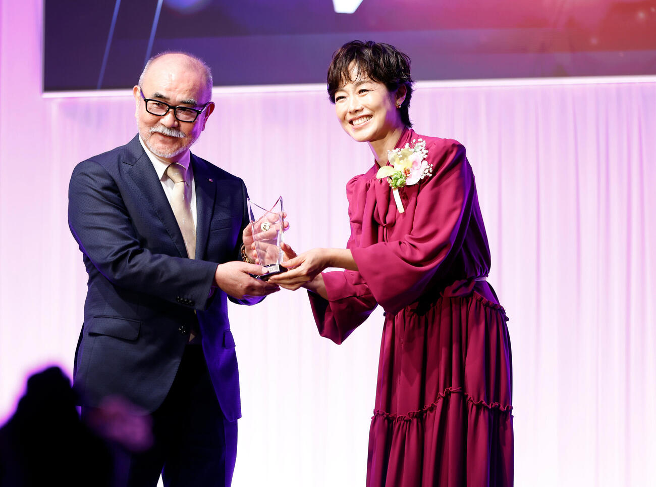 トロフィーを授与された有働由美子（右）（撮影・山本朝陽）