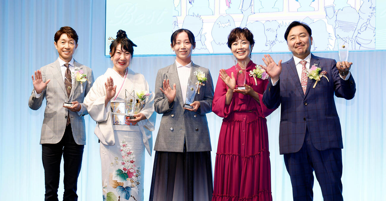 記念撮影を行う受賞者、左から武豊、室井滋、高木美帆さん、有働由美子、今村翔吾氏（撮影・山本朝陽）