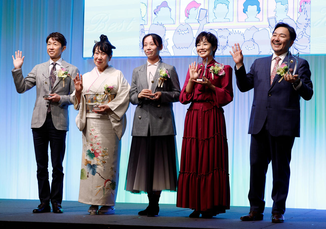 記念撮影を行う受賞者、左から武豊、室井滋、高木美帆さん、有働由美子、今村翔吾氏（撮影・山本朝陽）