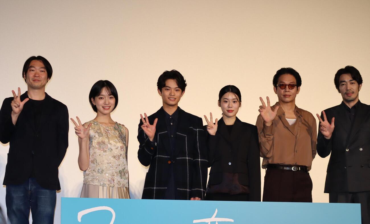 映画「3ミリの恋」完成披露上映会に出席した、左からチョン・ジニュン監督、早瀬憩、黒川想矢、キム・ジアン、パク・ジファン、大谷亮平