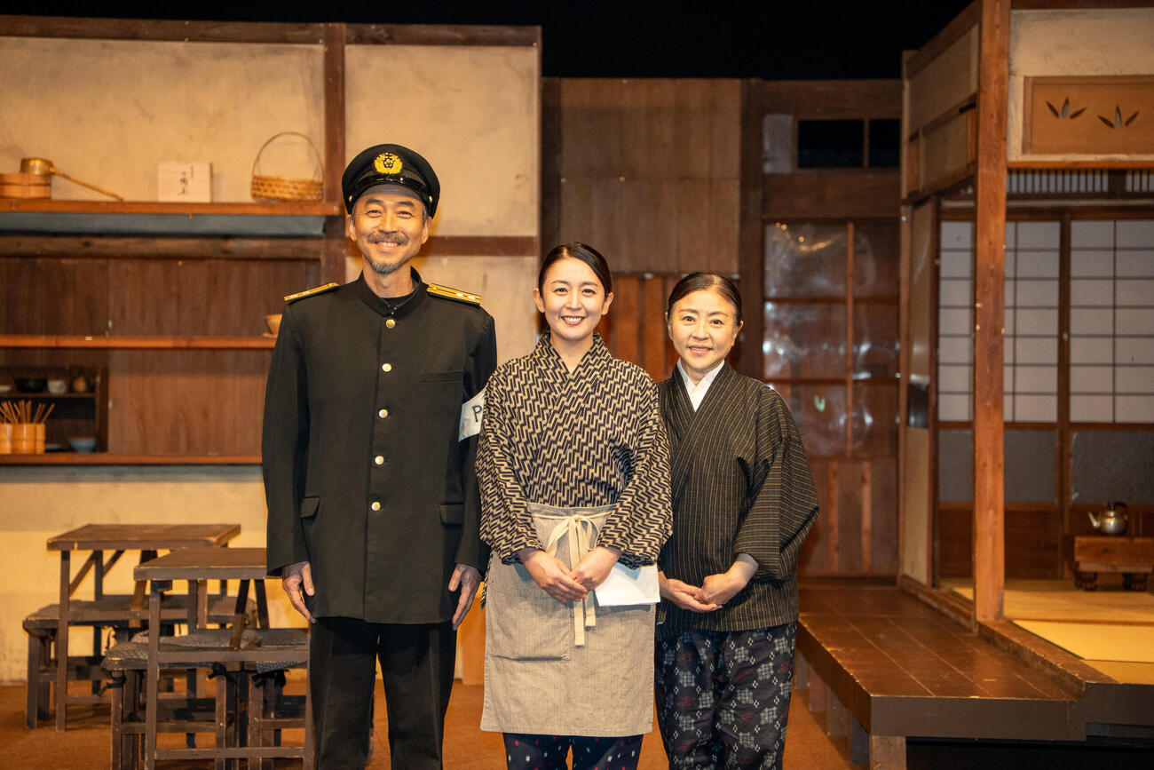 舞台「Mother～特攻の母　鳥濱トメ物語～」の初日公演前に取材に応じた左からワッキー、酒井美紀、松本明子（2026年「Mother～特攻の母　鳥濱トメ物語～」提供）