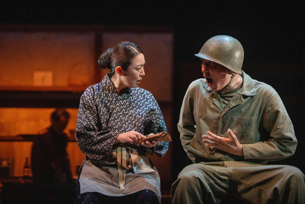 舞台「Mother～特攻の母　鳥濱トメ物語～」のゲネプロに臨んだ主演の酒井美紀（左）（2026年「Mother～特攻の母　鳥濱トメ物語～」提供）