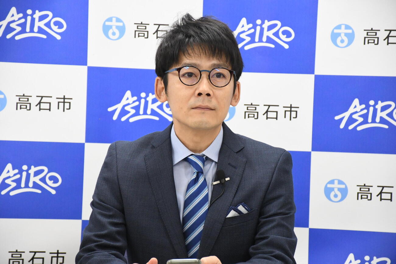 「高石市×株式会社アシロ　市民向け法律相談業務に関わる連携協定式」に出席したロザン菅広文（撮影・阪口孝志）