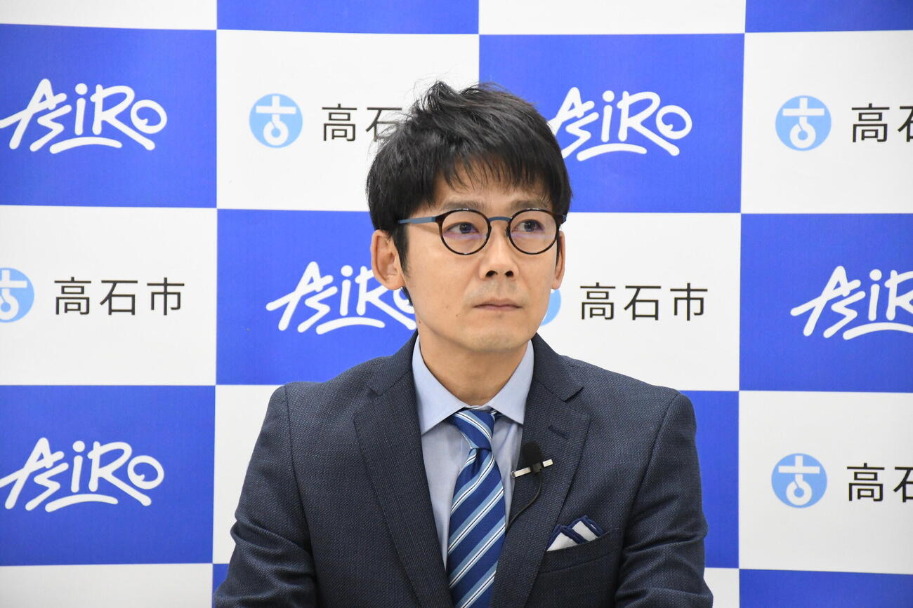 「高石市×株式会社アシロ　市民向け法律相談業務に関わる連携協定式」に出席したロザン菅広文（撮影・阪口孝志）
