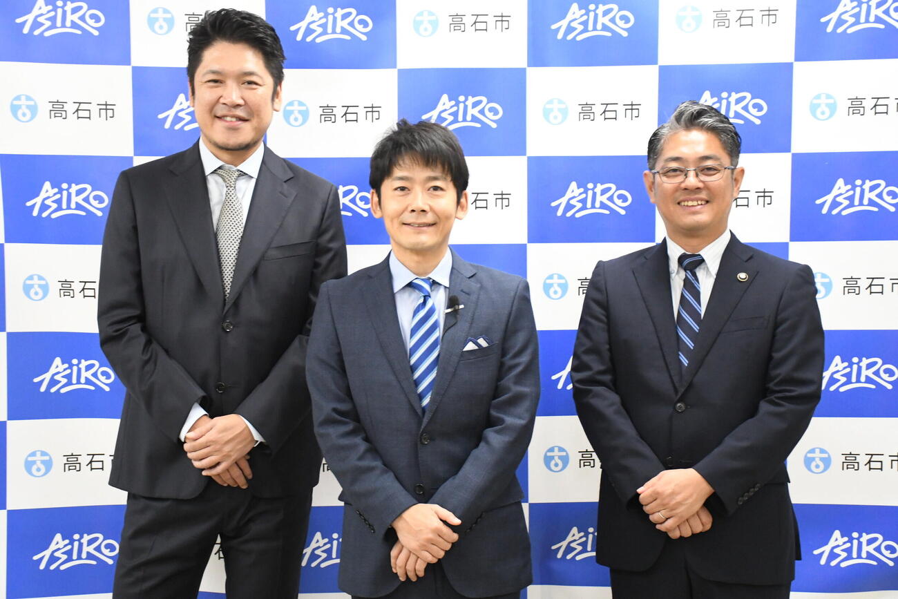 「高石市×株式会社アシロ　市民向け法律相談業務に関わる連携協定式」に出席した、左から、中山博登株式会社アシロ代表取締役社長、ロザン菅広文、畑中政昭高石市長（撮影・阪口孝志）