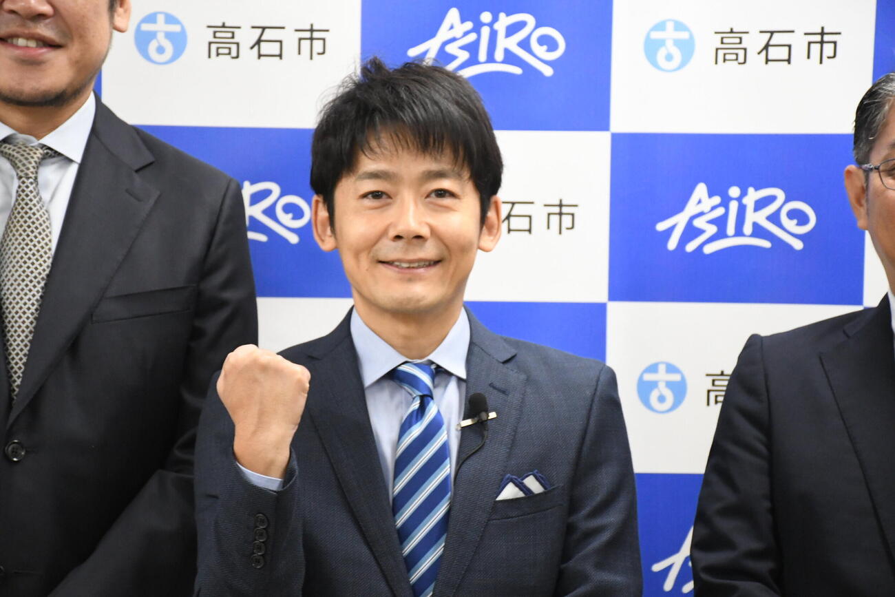 「高石市×株式会社アシロ　市民向け法律相談業務に関わる連携協定式」に出席したロザン菅広文（撮影・阪口孝志）