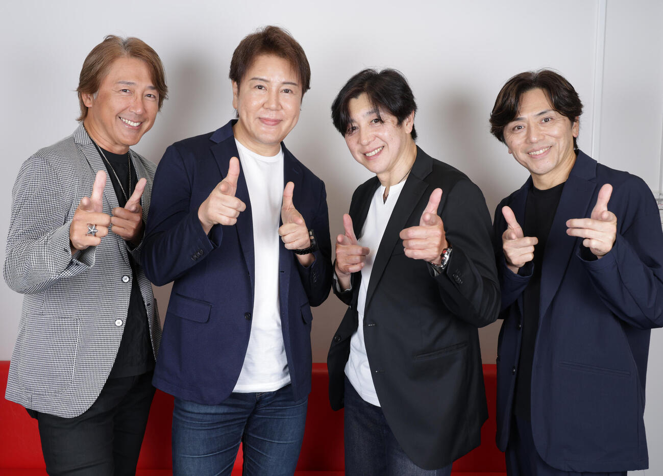 新曲への思いを語るハッピー＆ブルー。左から土屋圭輔、宍戸マサル、和田圭市、信達谷圭（撮影・中島郁夫）
