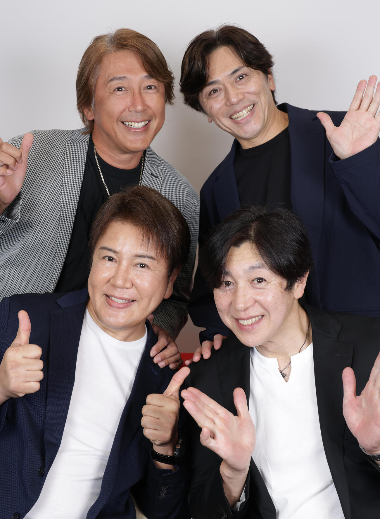 新曲への思いを語るハッピー＆ブルー。前列左から宍戸マサル、和田圭市、後列左から土屋圭輔、信達谷圭（撮影・中島郁夫）
