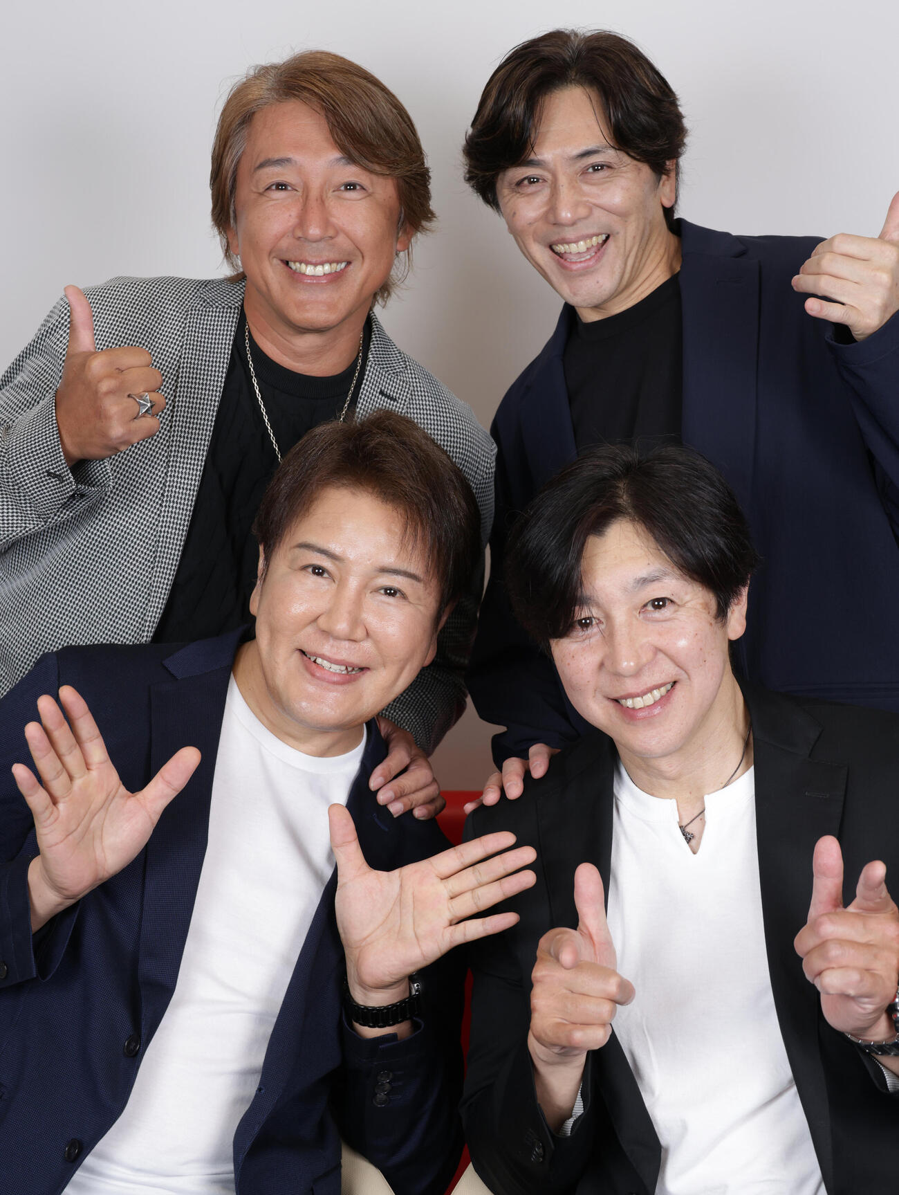新曲への思いを語るハッピー＆ブルー。前列左から宍戸マサル、和田圭市、後列左から土屋圭輔、信達谷圭（撮影・中島郁夫）