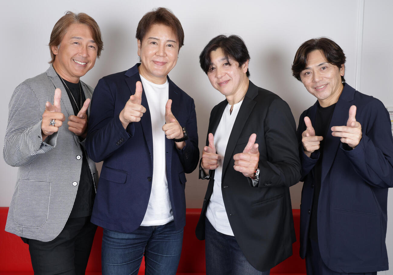 新曲への思いを語るハッピー＆ブルー。左から土屋圭輔、宍戸マサル、和田圭市、信達谷圭（撮影・中島郁夫）