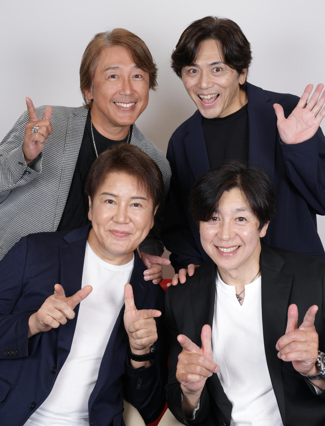 新曲への思いを語るハッピー＆ブルー。前列左から宍戸マサル、和田圭市、後列左から土屋圭輔、信達谷圭（撮影・中島郁夫）
