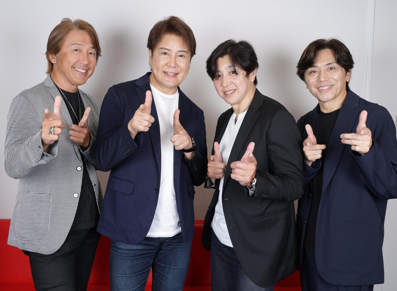 新曲への思いを語るハッピー＆ブルー。左から土屋圭輔、宍戸マサル、和田圭市、信達谷圭（撮影・中島郁夫）