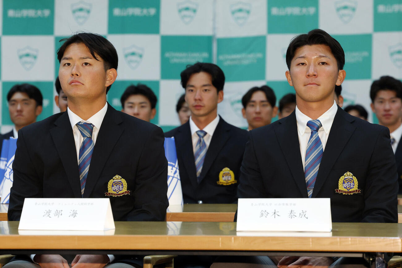 指名を待つ青学大・渡部海（左）と鈴木泰成（撮影・宮地輝）