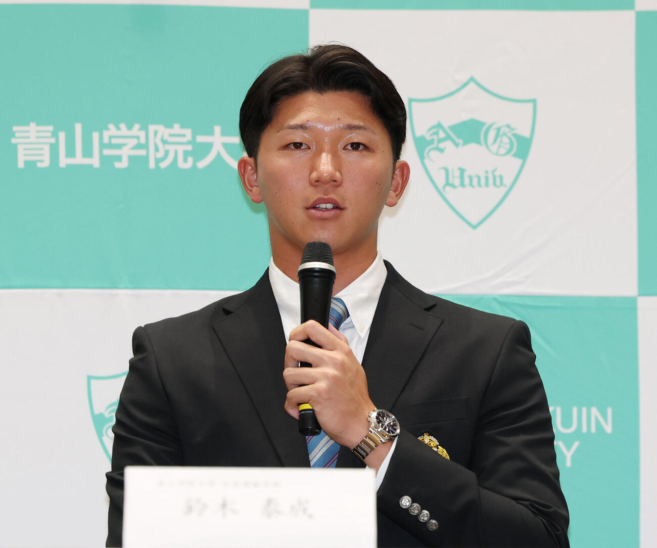 会見で話すソフトバンクドラフト1位青学大・鈴木泰成（撮影・宮地輝）
