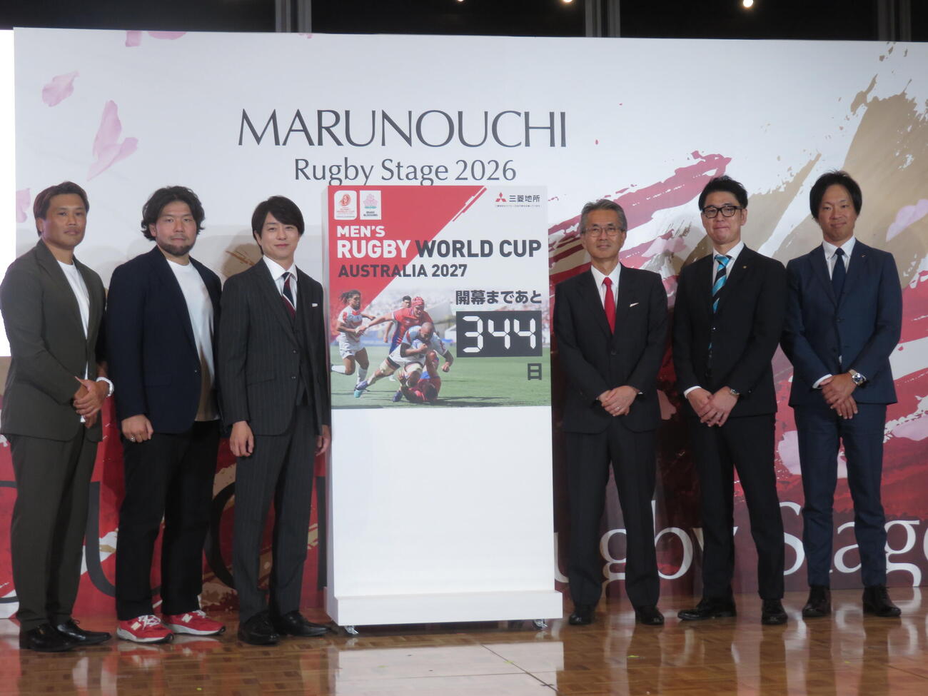 「1 year to go！『男子ラグビーワールド2027』kick offmeating」に登壇した左から大西将太郎、畠山健介、櫻井翔、三菱地所株式会社執行役員の中島篤氏、大正製薬株式会社理事・マーケティング本部の宍戸正臣氏、アサヒビール株式会社マーケティング本部コミュニケーション部部長の中島健氏