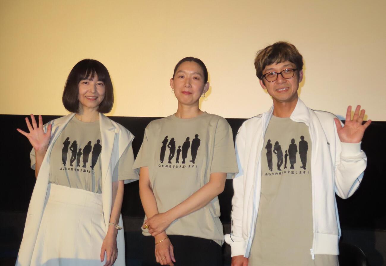 映画「あなたの息子ひき出します！」（深川栄洋監督）の舞台あいさつに登壇した左から宮澤美保、江口のりこ、深川栄洋監督