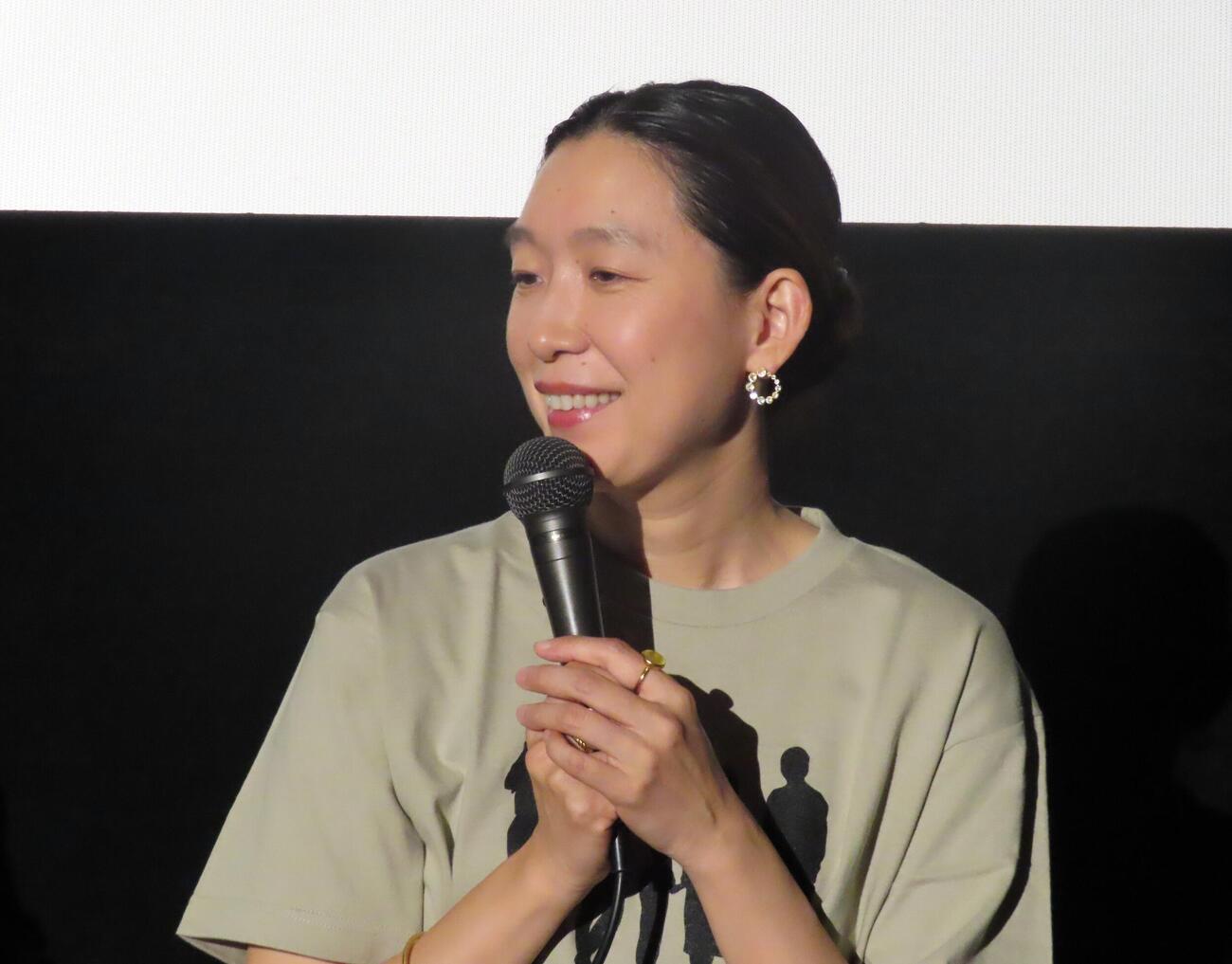 映画「あなたの息子ひき出します！」（深川栄洋監督）の舞台あいさつに登壇した江口のりこ