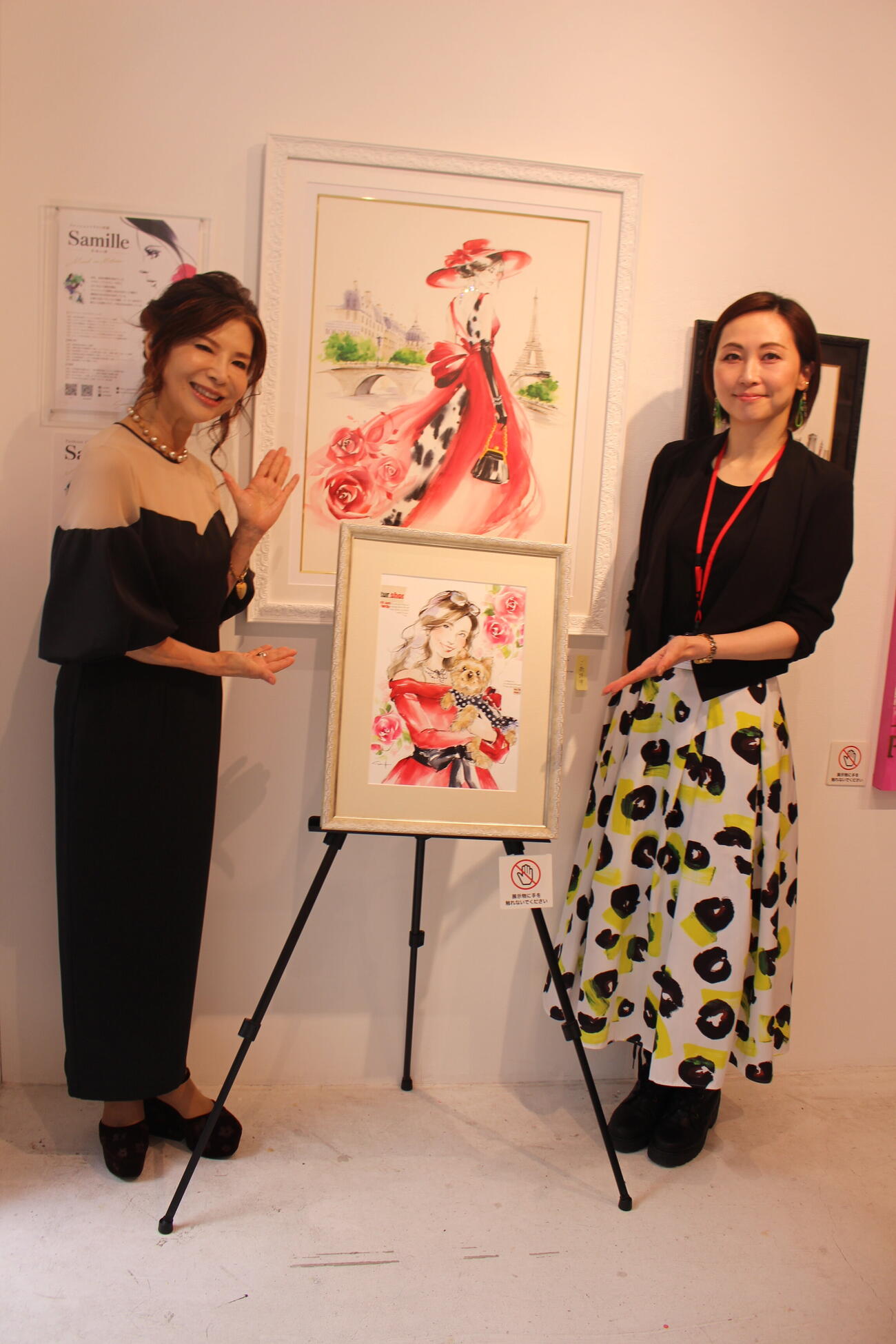 個展初日を迎えたサミィユさん（右）とシルク