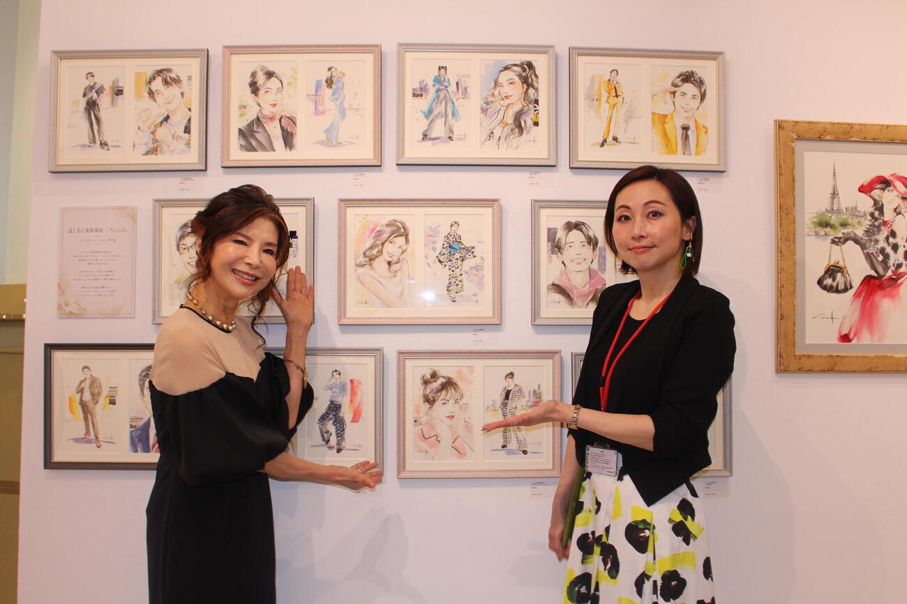 個展初日を迎えたサミィユさん（右）とシルク