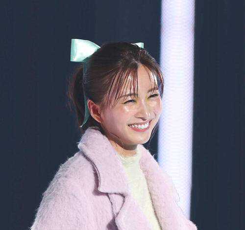 「レジェンドの２人」岡崎紗絵、ママになった親友モデルの赤ちゃん抱っこ「抱き方がもうお母さん」