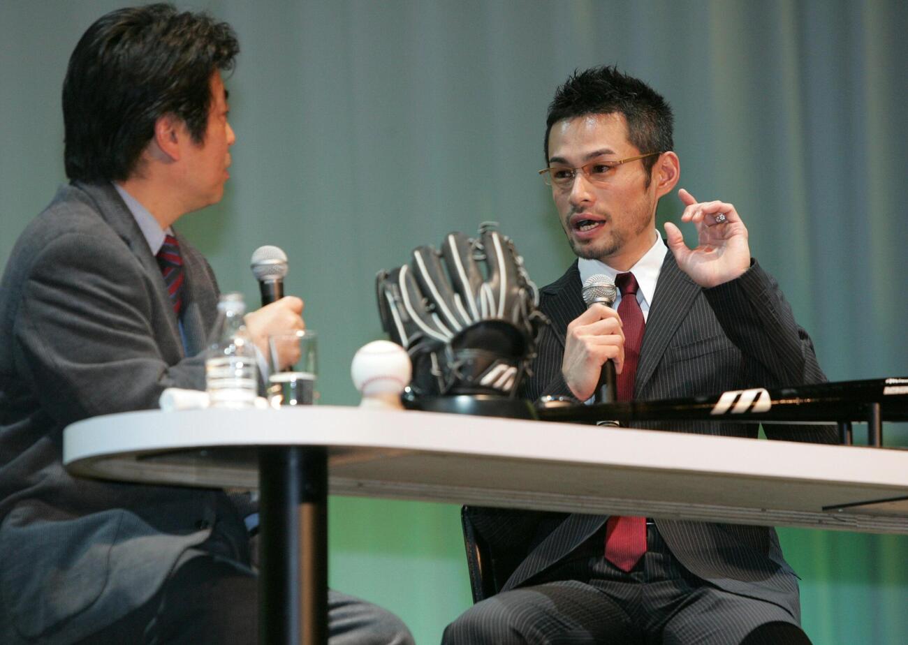 ミズノ100周年記念シンポジウム　ミズノ100周年シンポジウムで村上龍氏（左）と対談したマリナーズ・イチロー（06年1月8日）