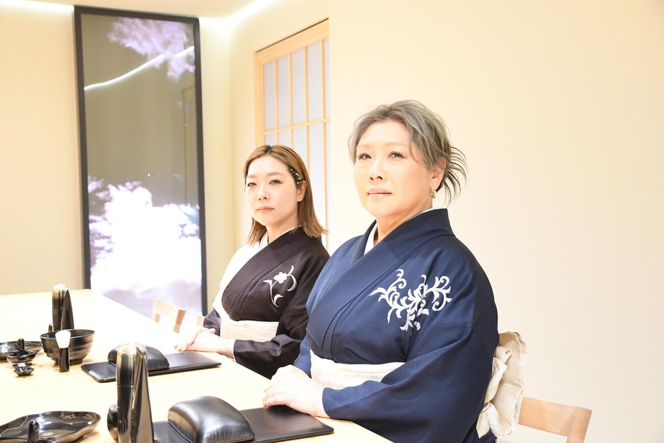 「SHISEIDO　フューチャーソリューション　LX POPUPイベント　はなれ」の取材会に着物姿で登場した海原やすよ　ともこのやすよ（左）とともこ（撮影・阪口孝志）