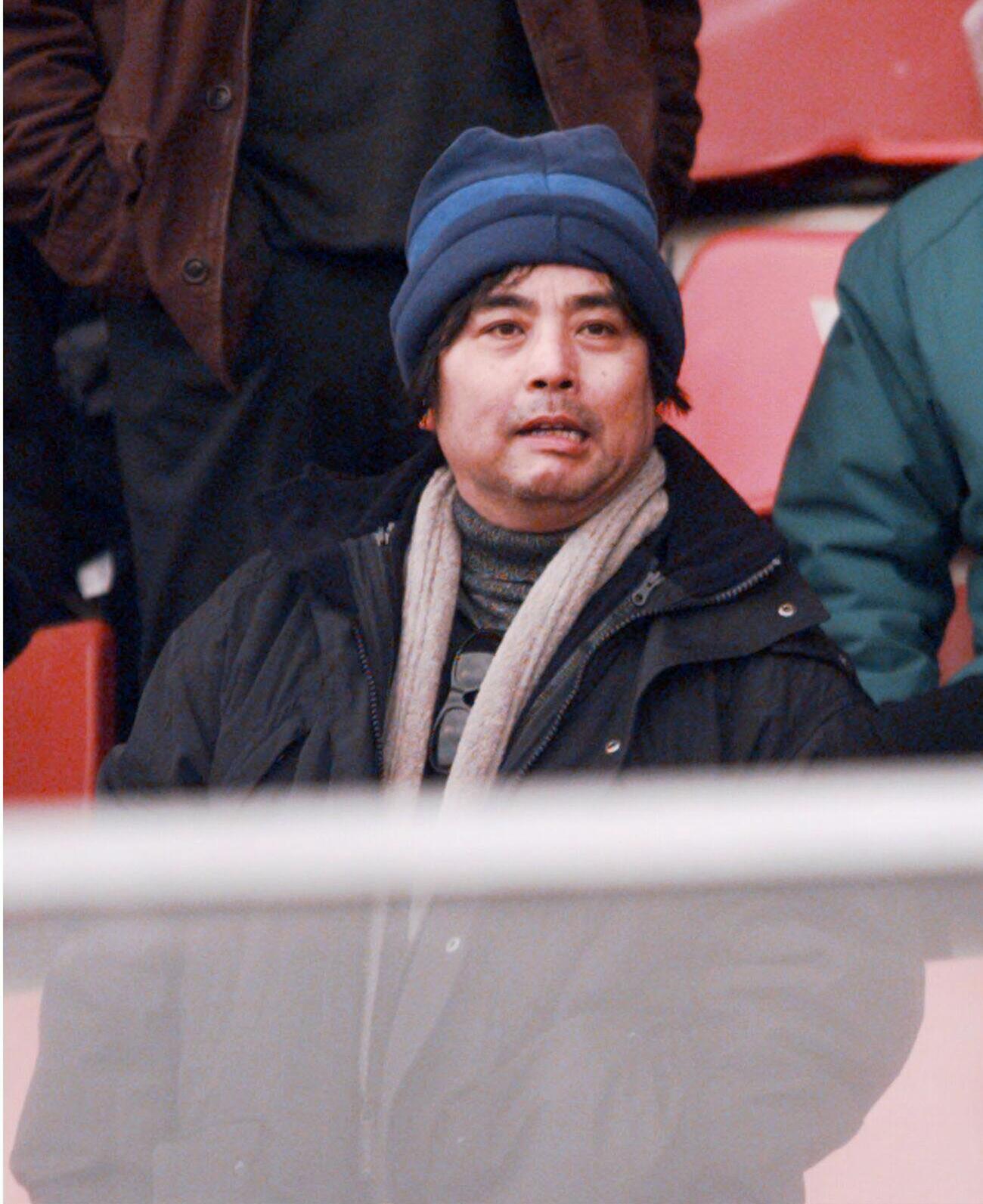 サッカー　ペルージャ対フィオレンティーナ　観戦する作家の村上龍氏（98年12月20日）