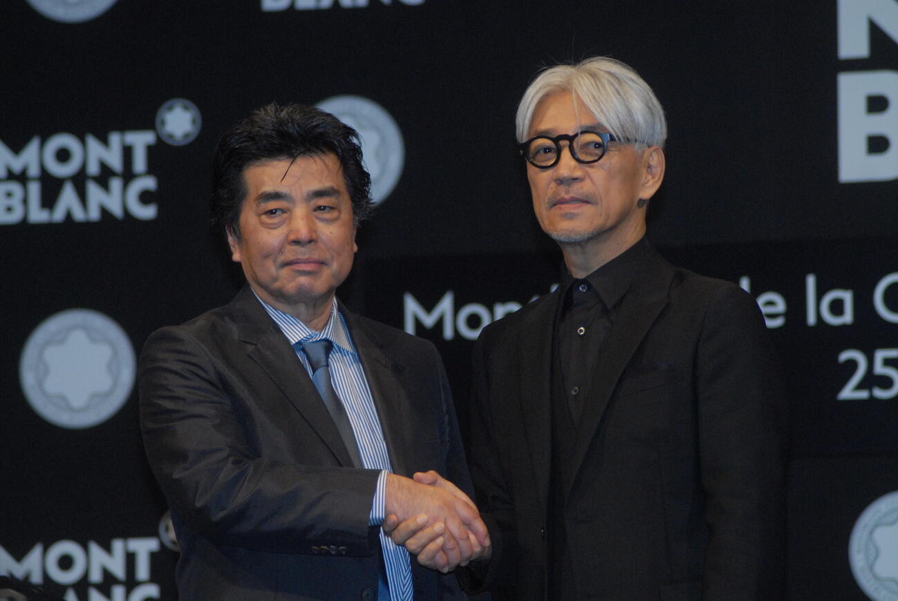 「第25回モンブラン国際文化賞」を受賞した坂本龍一氏（右）を祝福に駆けつけた村上龍氏（16年12月撮影）
