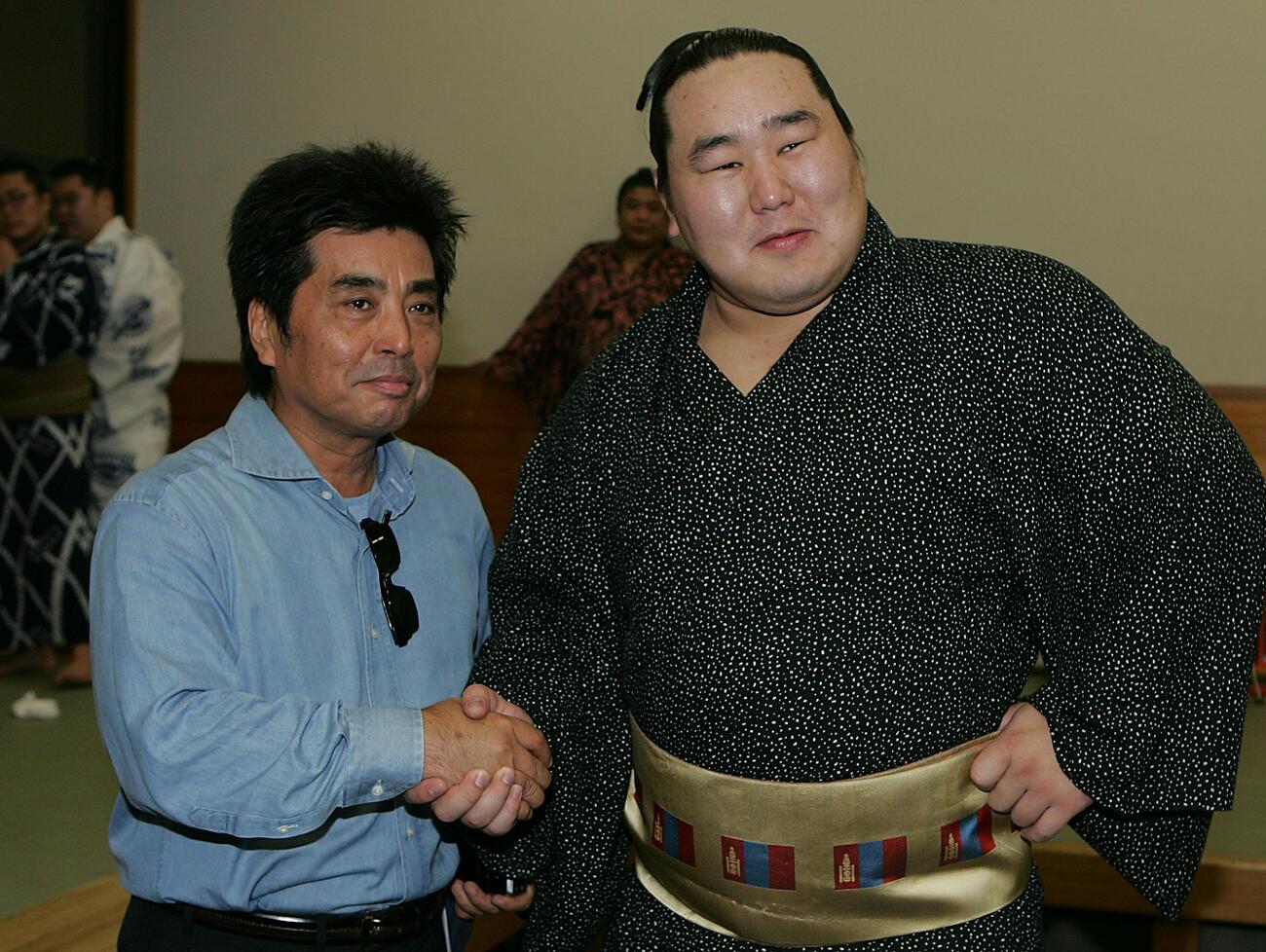06年9月、大相撲秋場所11日目に支度部屋を訪ね朝青龍と握手する村上龍氏