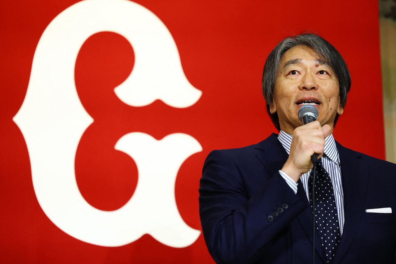 会見に臨む巨人松井秀喜新監督（ロイター）