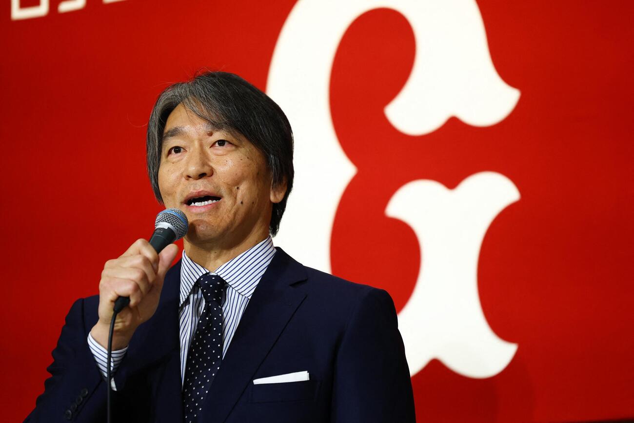会見に臨む巨人松井秀喜新監督（ロイター）