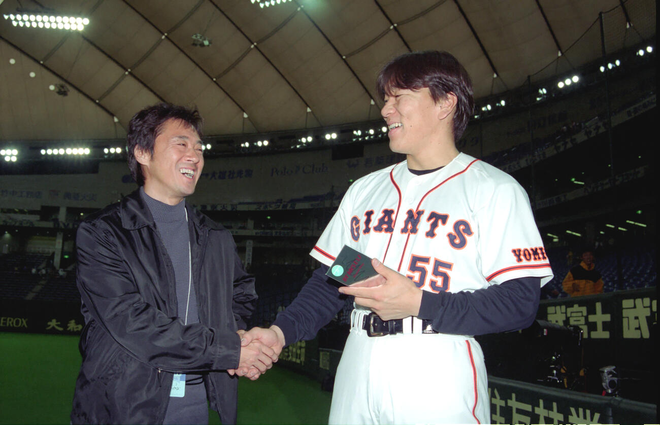 98年5月、巨人松井秀喜（右）のもとを訪れたハウンド・ドッグの大友康平