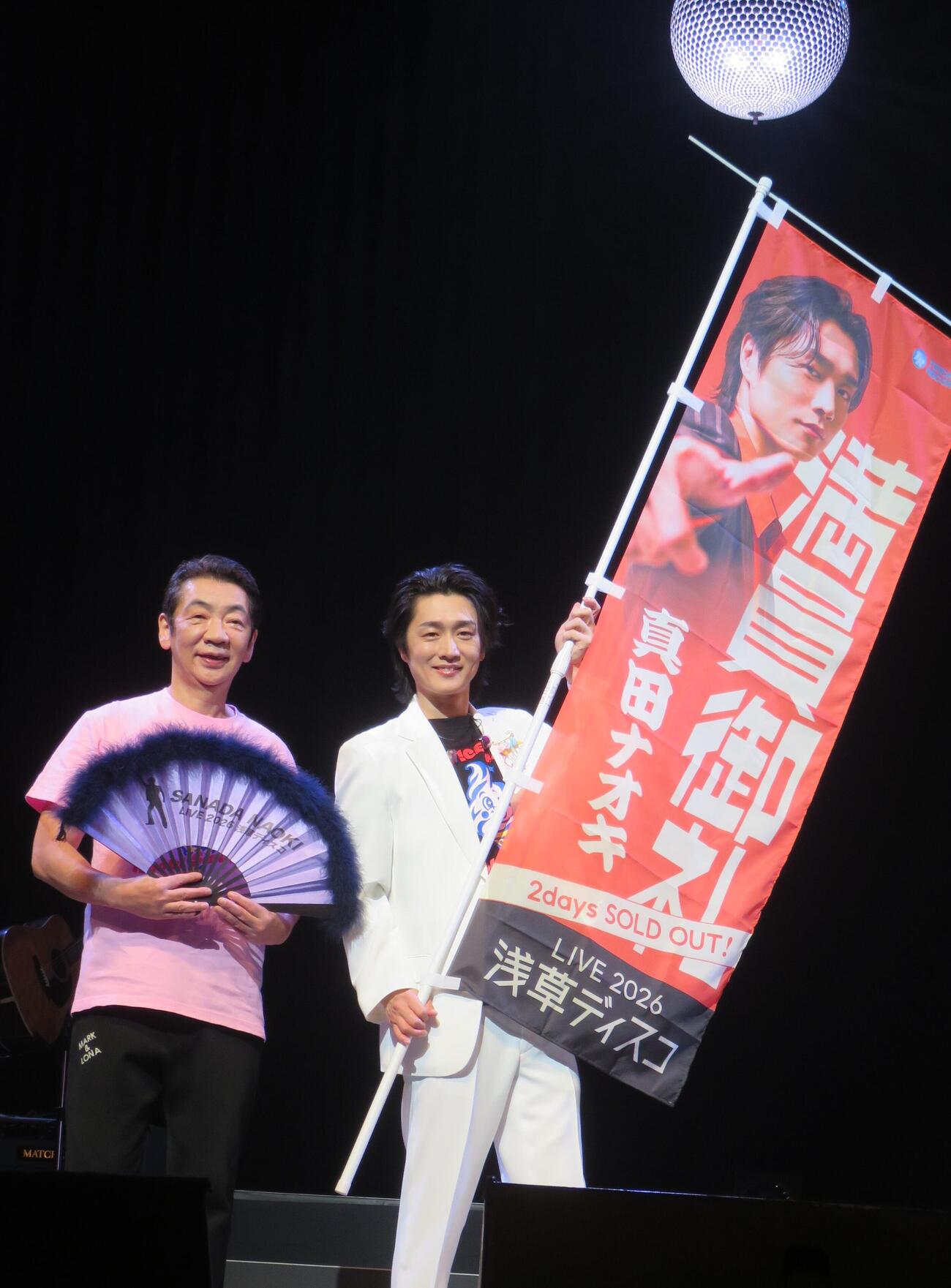 ライブ「浅草ディスコ」を行った真田ナオキ（右）と宮根誠司（撮影・松本久）