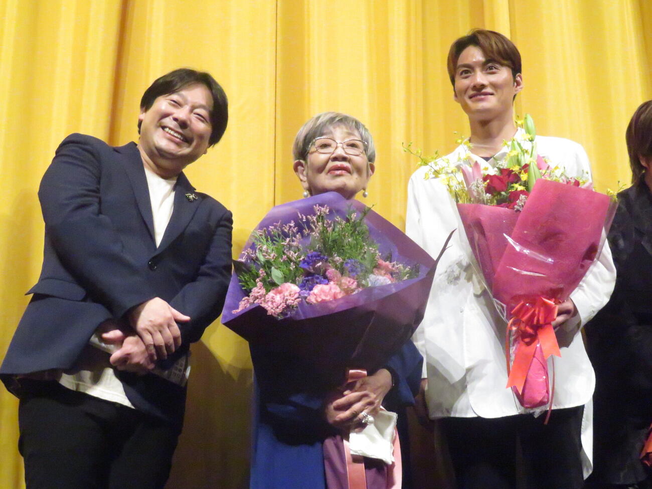 映画「AYUMI」の舞台あいさつで花束を受け取り、記念撮影に納まる泉ピン子（中央）。左は寺西一浩監督、右は共演の寺西優真