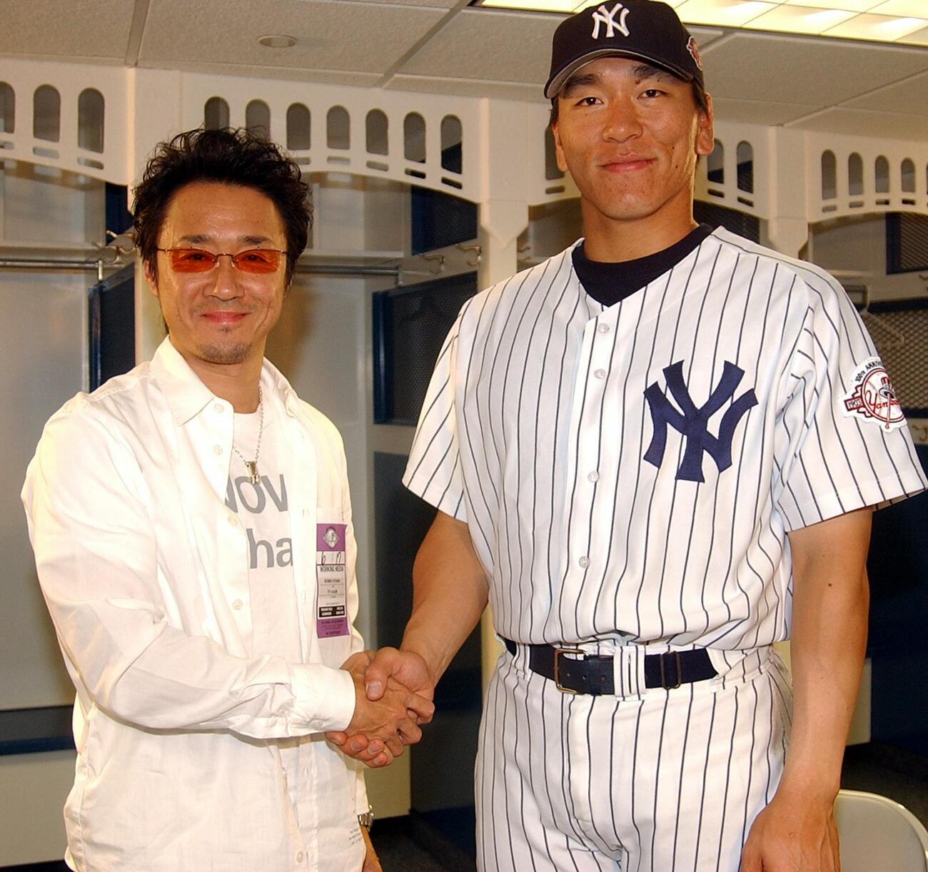 03年6月、ヤンキース松井秀喜（右）のもとを訪れ握手する大友康平
