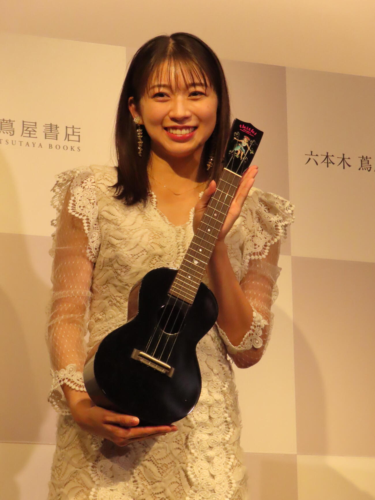 MONGOL800のキヨサクからプレゼントされたというウクレレを見せる牧野真莉愛