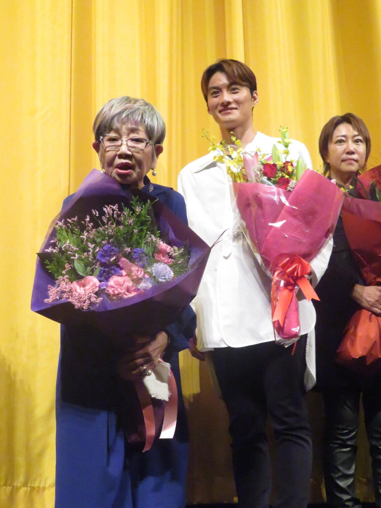 映画「AYUMI」の舞台あいさつで花束を受け取った泉ピン子（左）。右は共演の寺西優真
