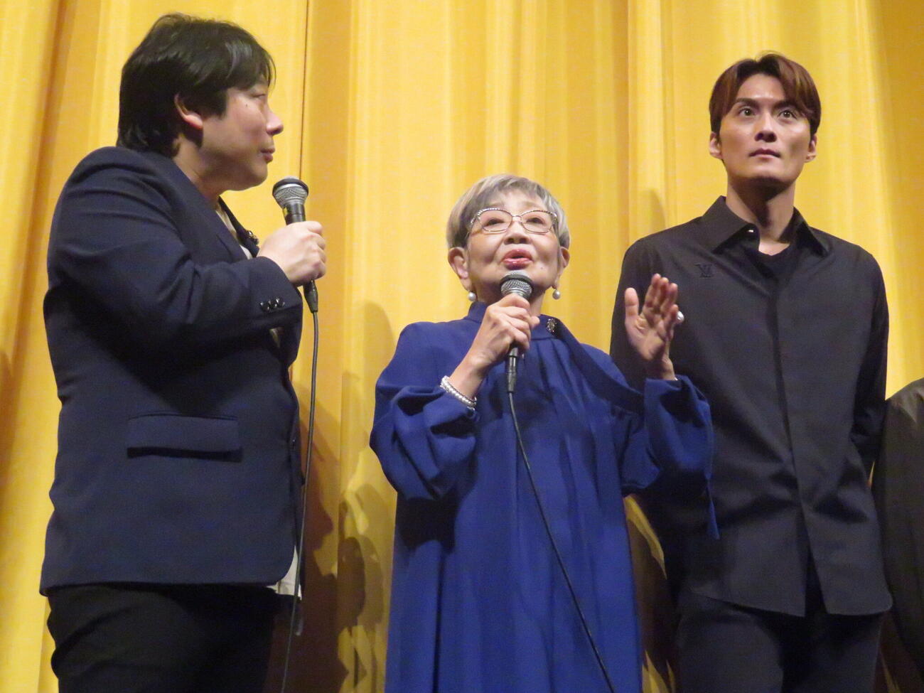 映画「養父」の舞台あいさつに臨んだ泉ピン子（中央）。左は寺西一浩監督、右は共演の寺西優真