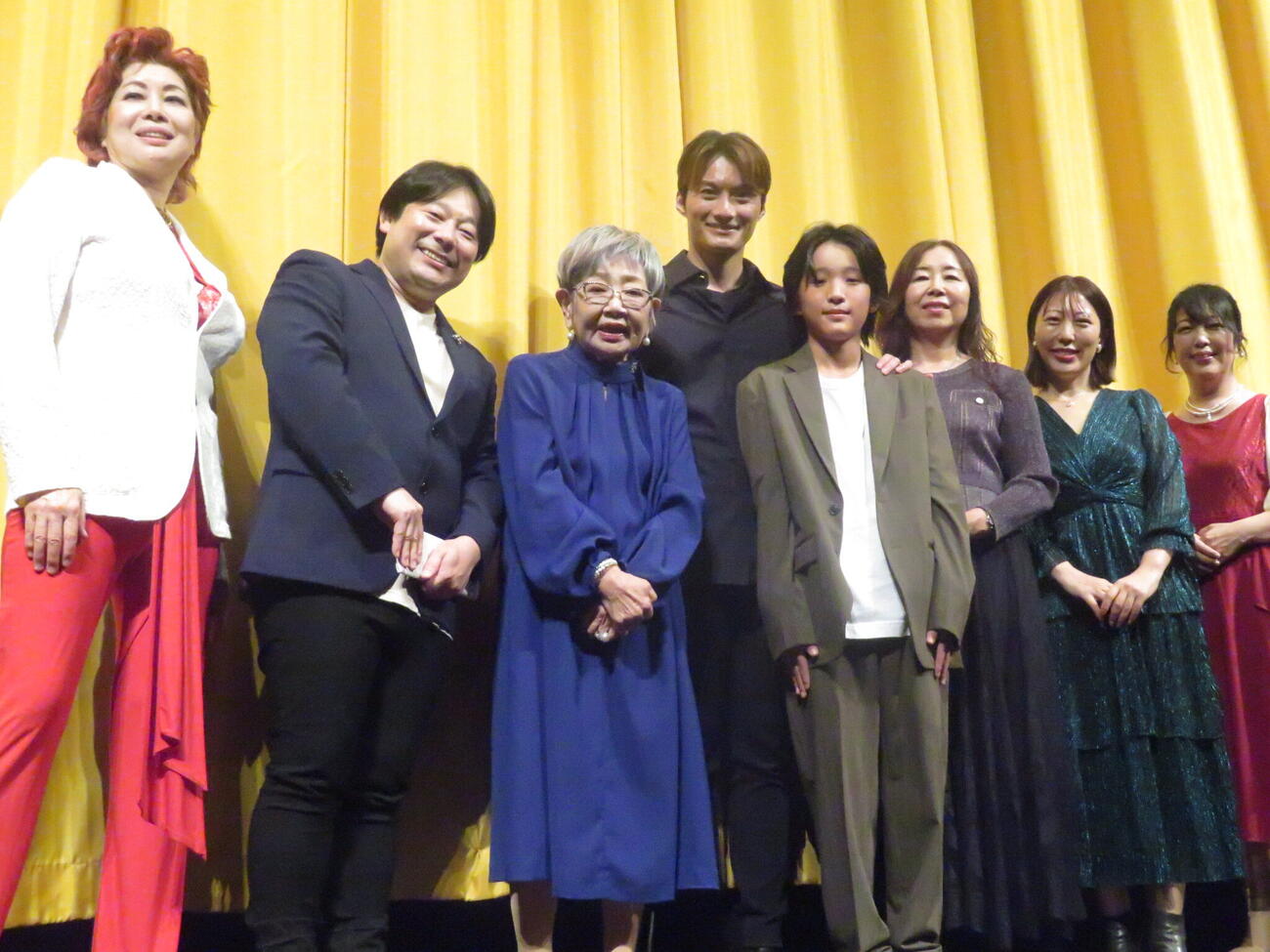 映画「養父」の舞台あいさつに臨んだ泉ピン子（左から3人目）。左から司会のバルドー姉さん、寺西一浩監督、1人おいて共演の寺西優真、岡田伸晃、柴崎方恵、うくりえ、野村美香