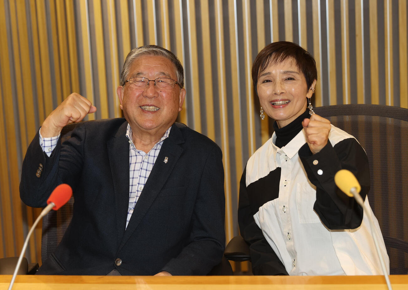 ニッポン放送「徳光和夫とくモリ!歌謡サタデー」.に出演したゲストの高田みづえとパーソナリティの徳光和夫（撮影・柴田隆二）
