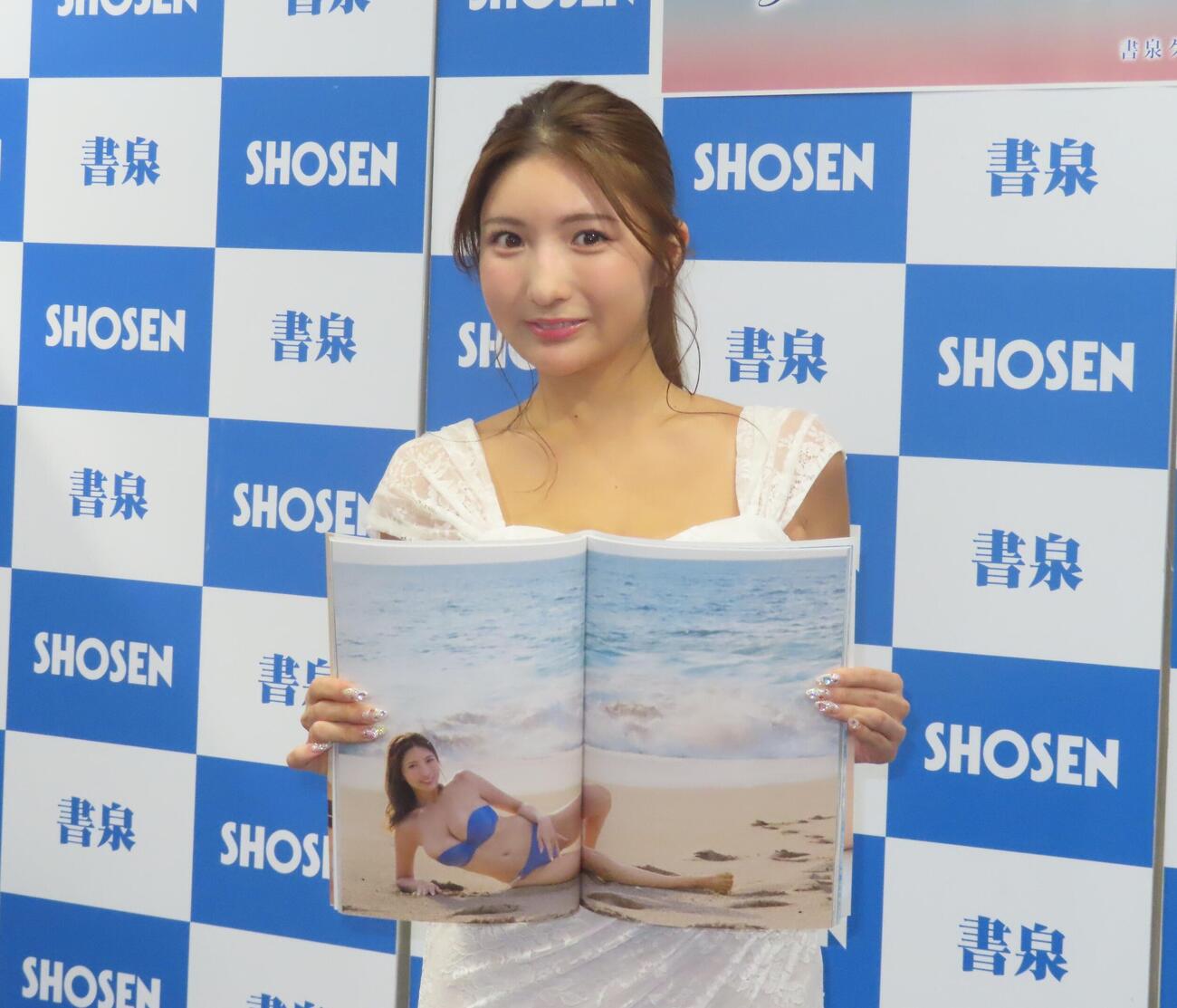 2nd写真集「Sweet Escape」発売記念イベントに出席した三田悠貴