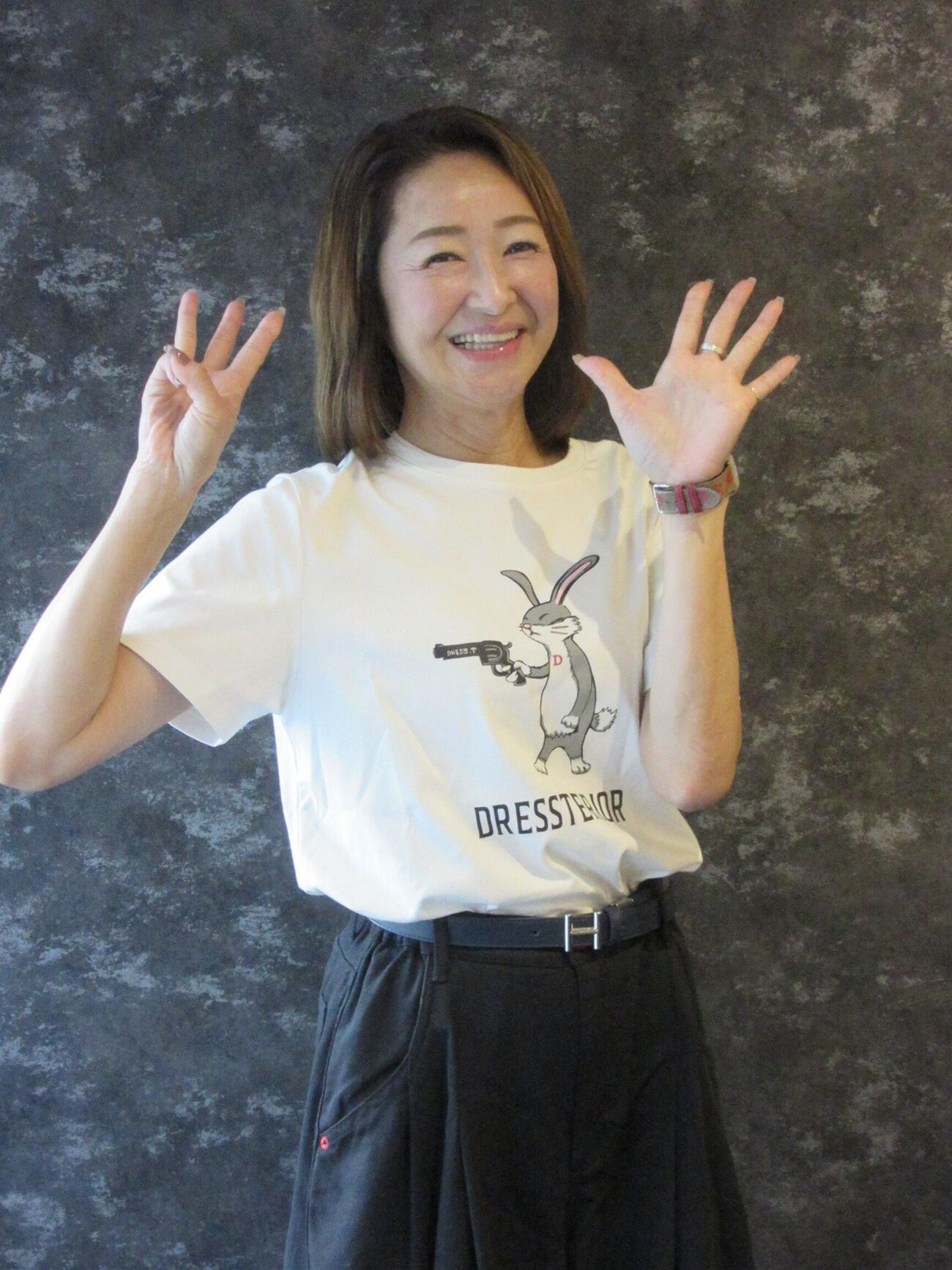 周年の「35」を両手でつくる大石まどか（撮影・笹森文彦）